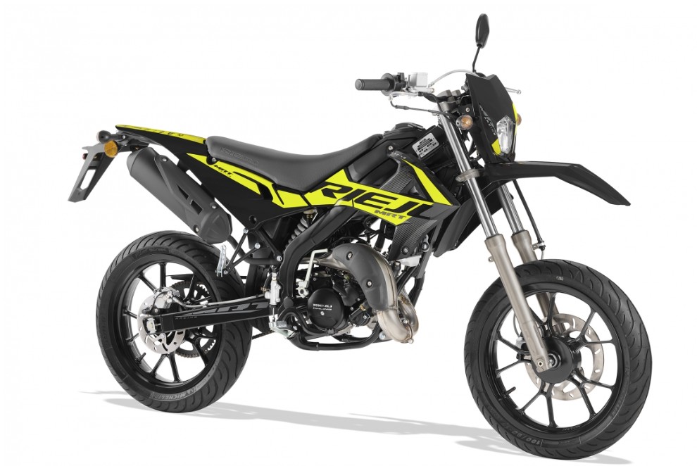 Zwart-gele supermoto bromfiets met hoge spatborden, dikke banden en schijfremmen op witte achtergrond.