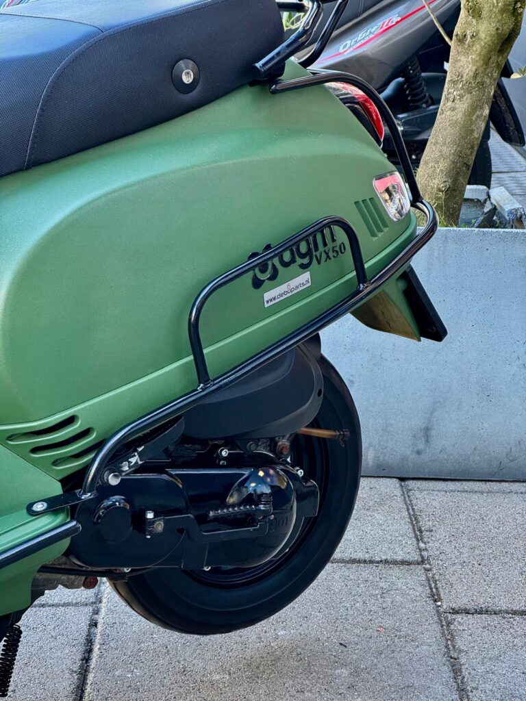Groene AGM VX50 scooter, close-up van achterzijde met wiel en valbeugel.