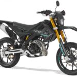 Zwarte Rieju MRT supermoto met gouden upside-down voorvork en straatbanden, zijaanzicht.