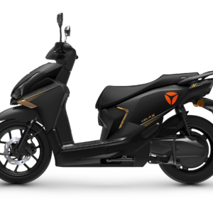 Zijaanzicht van een matzwarte scooter met oranje accenten en schijfrem, op witte achtergrond.