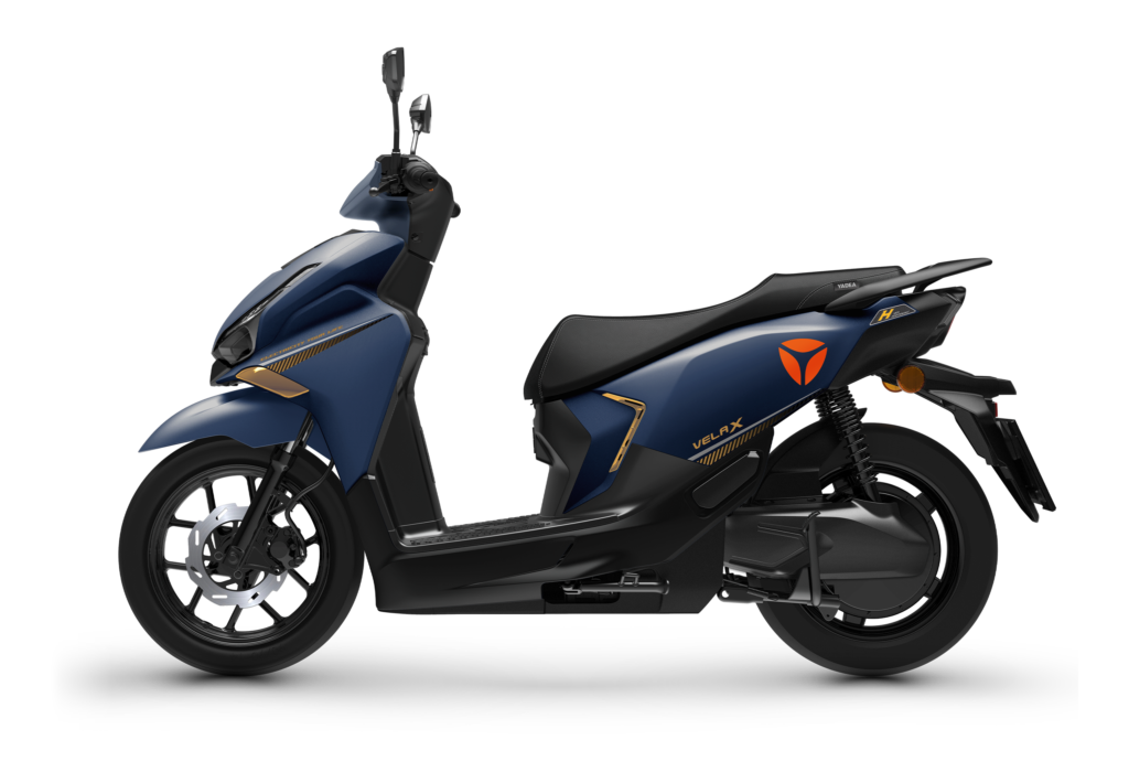 Donkerblauwe moderne scooter in zijaanzicht met oranje accenten en zwarte wielen, vrijstaand op witte achtergrond.