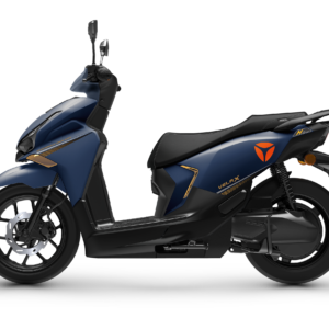 Donkerblauwe moderne scooter in zijaanzicht met oranje accenten en zwarte wielen, vrijstaand op witte achtergrond.