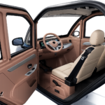 Openstaande deur onthult beige interieur met stuurwiel, digitale meters en stoel van compacte auto.