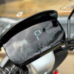 Close-up van digitaal dashboard van Yadea elektrische scooter met P-indicator en batterijstatus.