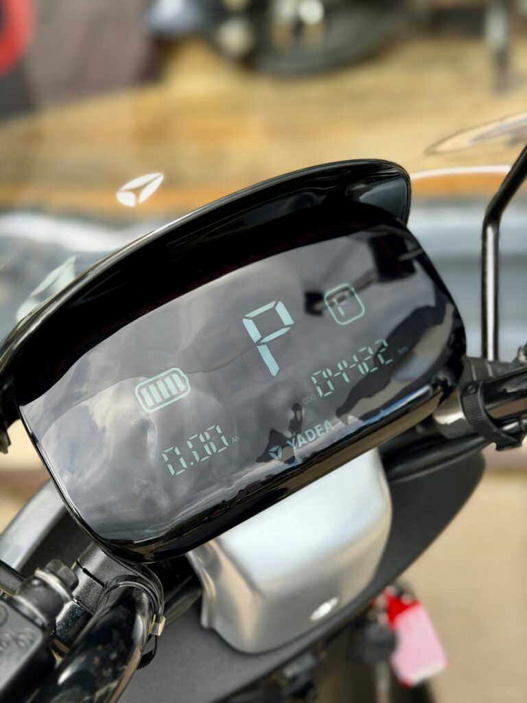 Close-up van digitaal dashboard van Yadea elektrische scooter met P-indicator en batterijstatus.