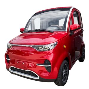 Rode compacte elektrische microauto, vooraanzicht, geïsoleerd op witte achtergrond.