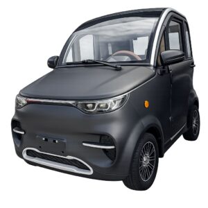 Zwarte compacte elektrische stadsauto in studioweergave op witte achtergrond.
