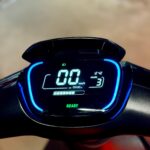 Digitaal dashboard van een elektrische scooter met snelheidsmeter, accuniveau en modus 3, groene READY‑indicator.