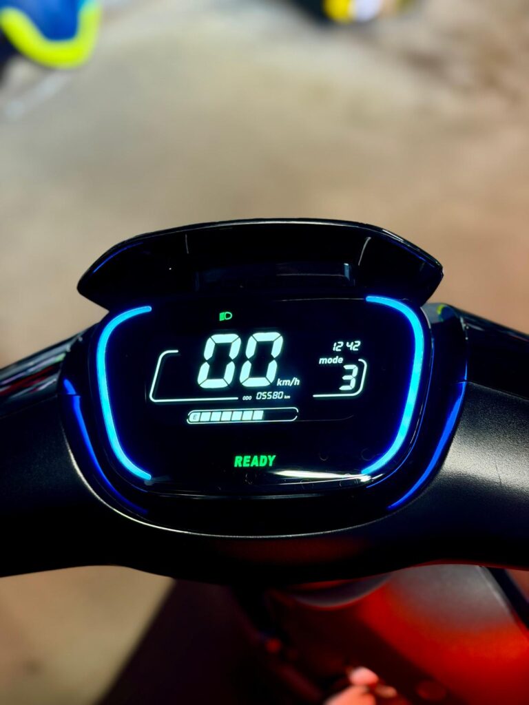 Digitaal dashboard van een elektrische scooter met snelheidsmeter, accuniveau en modus 3, groene READY‑indicator.