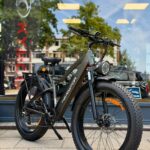Elektrische fatbike met dikke banden, koplamp en bagagedrager, geparkeerd voor een etalage.
