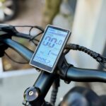 E-bike display op het stuur met snelheid 0 km/u, accuniveau en 62 km op de teller.