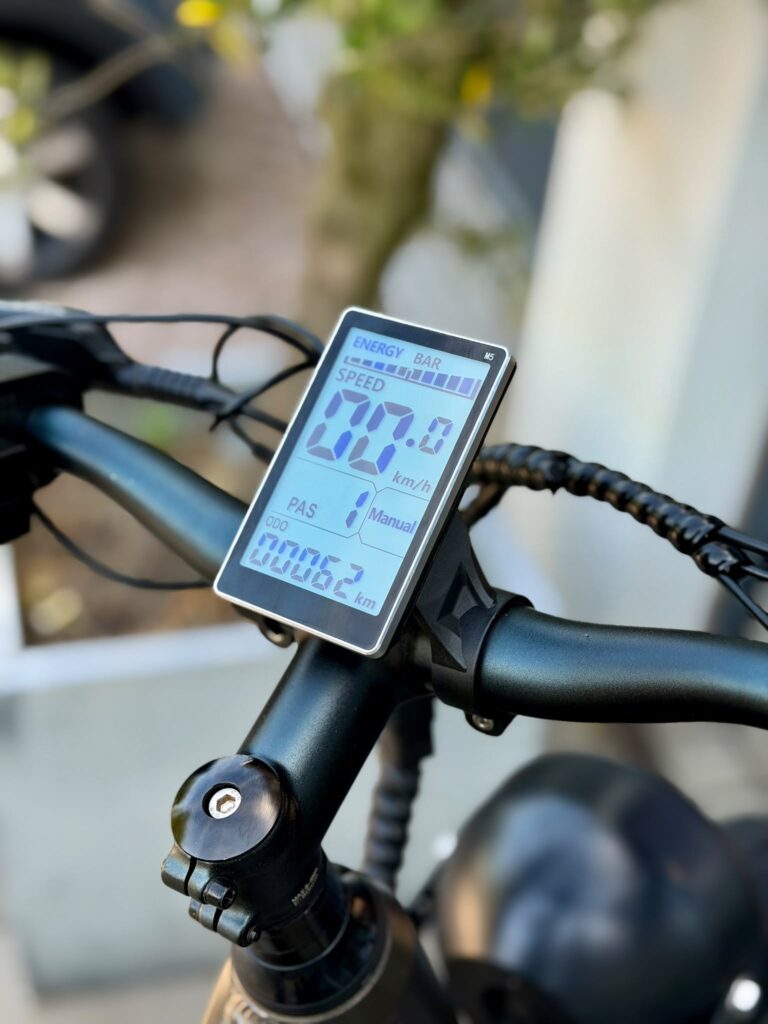 E-bike display op het stuur met snelheid 0 km/u, accuniveau en 62 km op de teller.
