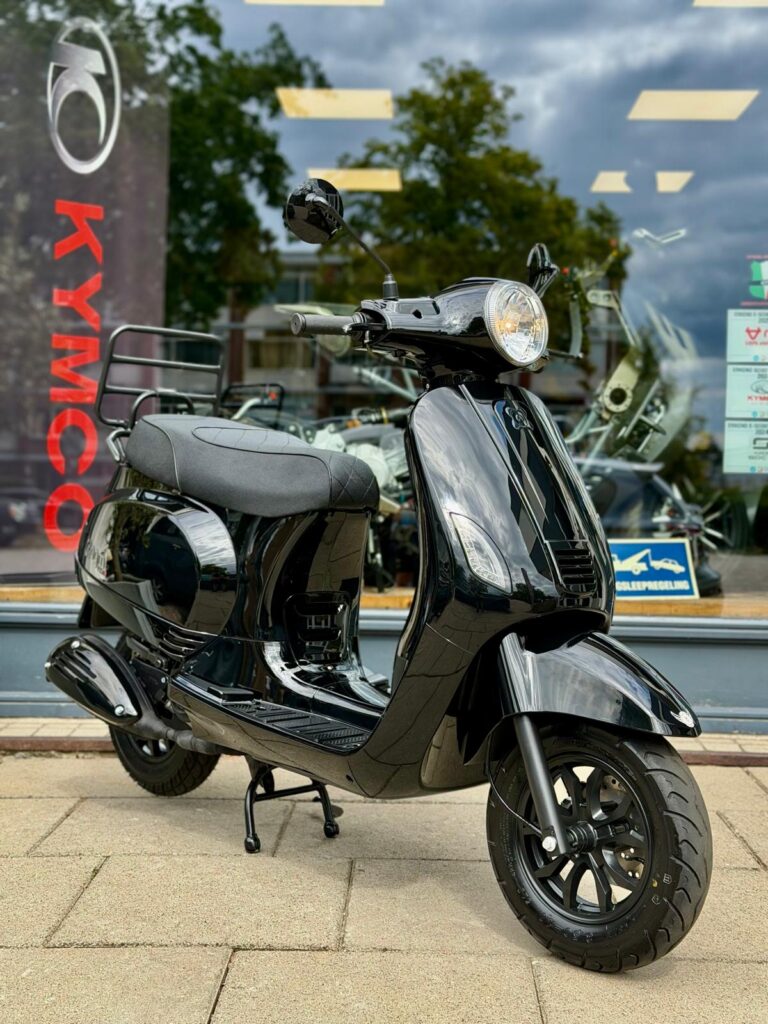 Zwarte retro scooter op standaard voor een winkelruit met KYMCO-vlag op de achtergrond.