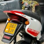 Achterkant van een witte-rode Beta Racing Edition scooter met gele NL-kentekenplaat.